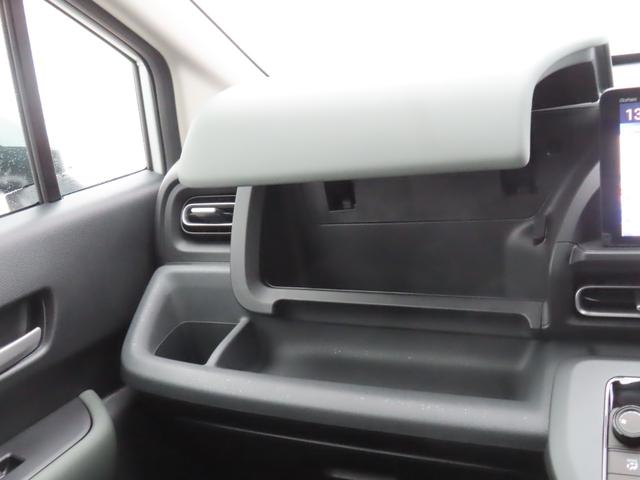 フリード ｅ：ＨＥＶクロスター　９インチナビマルチヴューカメラ前後ドラレコフルセグＢトゥース両側電スラＳヒーター　ワンオーナー　ＥＴＣ装備　マルチビュー　衝突軽減ブレーキシステム　禁煙車　オートエアコン　バックモニター　ＬＥＤライト（27枚目）