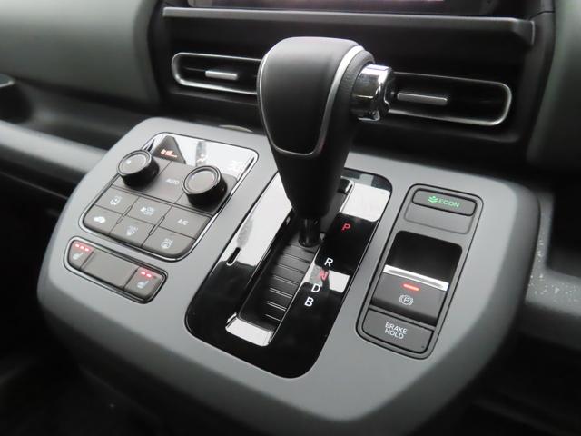 フリード ｅ：ＨＥＶクロスター　９インチナビマルチヴューカメラ前後ドラレコフルセグＢトゥース両側電スラＳヒーター　ワンオーナー　ＥＴＣ装備　マルチビュー　衝突軽減ブレーキシステム　禁煙車　オートエアコン　バックモニター　ＬＥＤライト（29枚目）