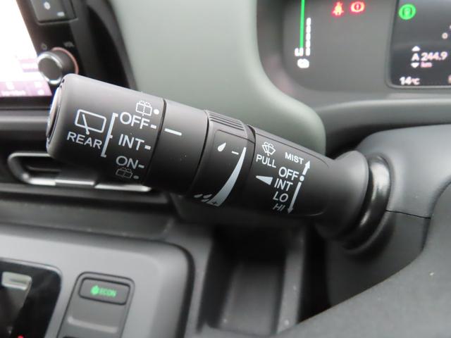 フリード ｅ：ＨＥＶクロスター　９インチナビマルチヴューカメラ前後ドラレコフルセグＢトゥース両側電スラＳヒーター　ワンオーナー　ＥＴＣ装備　マルチビュー　衝突軽減ブレーキシステム　禁煙車　オートエアコン　バックモニター　ＬＥＤライト（35枚目）