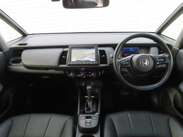 フィット ｅ：ＨＥＶリュクス　８インチナビ前後ドラレコＢカメラＥＴＣフルセグＢトゥース２年保証シートヒーター１オーナー禁煙ＬＥＤ最長５年保証対応アルミ　ＢＴオーディオ　誤発進抑制機能　Ｉオーナー　ミュージックプレイヤー接続可（3枚目）