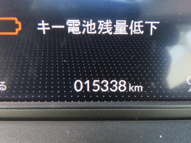 フィット ｅ：ＨＥＶリュクス　８インチナビ前後ドラレコＢカメラＥＴＣフルセグＢトゥース２年保証シートヒーター１オーナー禁煙ＬＥＤ最長５年保証対応アルミ　ＢＴオーディオ　誤発進抑制機能　Ｉオーナー　ミュージックプレイヤー接続可（9枚目）