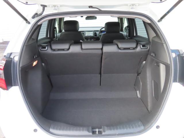 フィット ｅ：ＨＥＶリュクス　８インチナビ前後ドラレコＢカメラＥＴＣフルセグＢトゥース２年保証シートヒーター１オーナー禁煙ＬＥＤ最長５年保証対応アルミ　ＢＴオーディオ　誤発進抑制機能　Ｉオーナー　ミュージックプレイヤー接続可（16枚目）