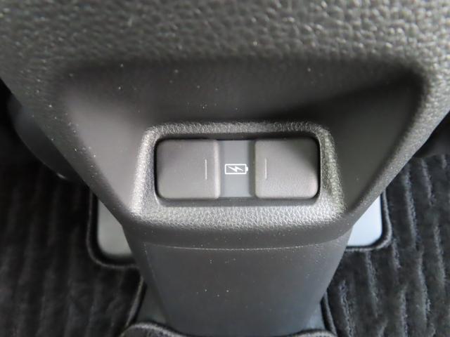 フィット ｅ：ＨＥＶリュクス　８インチナビ前後ドラレコＢカメラＥＴＣフルセグＢトゥース２年保証シートヒーター１オーナー禁煙ＬＥＤ最長５年保証対応アルミ　ＢＴオーディオ　誤発進抑制機能　Ｉオーナー　ミュージックプレイヤー接続可（20枚目）