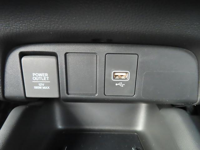 フィット ｅ：ＨＥＶリュクス　８インチナビ前後ドラレコＢカメラＥＴＣフルセグＢトゥース２年保証シートヒーター１オーナー禁煙ＬＥＤ最長５年保証対応アルミ　ＢＴオーディオ　誤発進抑制機能　Ｉオーナー　ミュージックプレイヤー接続可（29枚目）