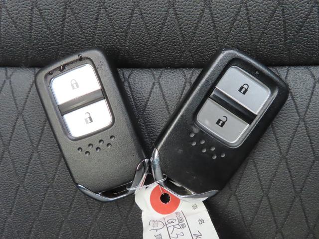 フィット ｅ：ＨＥＶリュクス　８インチナビ前後ドラレコＢカメラＥＴＣフルセグＢトゥース２年保証シートヒーター１オーナー禁煙ＬＥＤ最長５年保証対応アルミ　ＢＴオーディオ　誤発進抑制機能　Ｉオーナー　ミュージックプレイヤー接続可（40枚目）