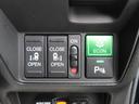 『両側電動スライドドア』 スーパーなどでの狭い駐車場でも乗り降りが楽々♪お子様が隣の車にドアを当ててしまう心配もございません!小さなお子様連れの方もこれで安心。
