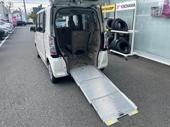 車いす仕様車。スロープ、電動ウインチ装備 2