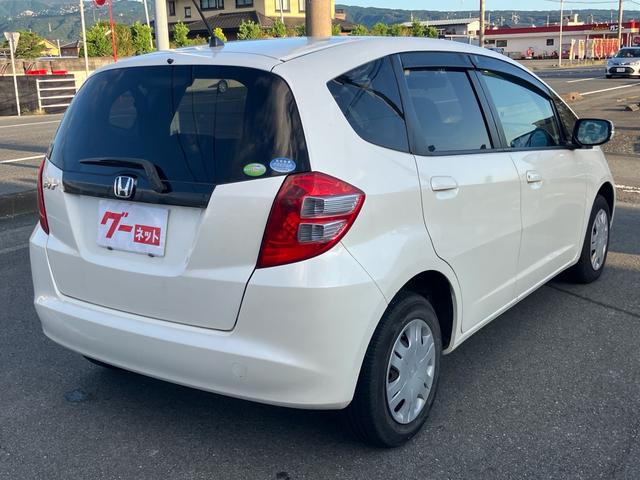 フィット Ｇ　Ｆパッケージ　純正ナビ　ＥＴＣ　車検令和９年４月　キーレスエントリー　ＣＶＴ　電動格納ミラー　記録簿（4枚目）