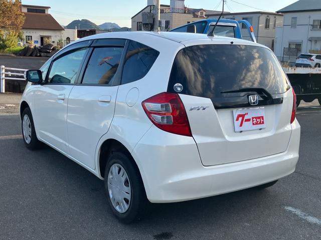 フィット Ｇ　Ｆパッケージ　純正ナビ　ＥＴＣ　車検令和９年４月　キーレスエントリー　ＣＶＴ　電動格納ミラー　記録簿（6枚目）