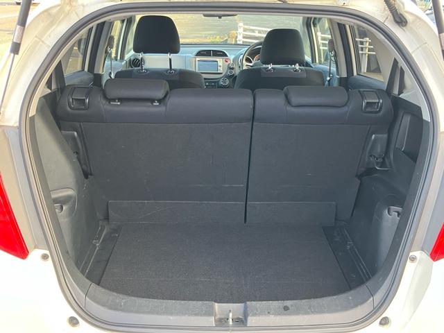 フィット Ｇ　Ｆパッケージ　純正ナビ　ＥＴＣ　車検令和９年４月　キーレスエントリー　ＣＶＴ　電動格納ミラー　記録簿（7枚目）