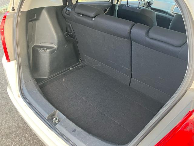 フィット Ｇ　Ｆパッケージ　純正ナビ　ＥＴＣ　車検令和９年４月　キーレスエントリー　ＣＶＴ　電動格納ミラー　記録簿（8枚目）
