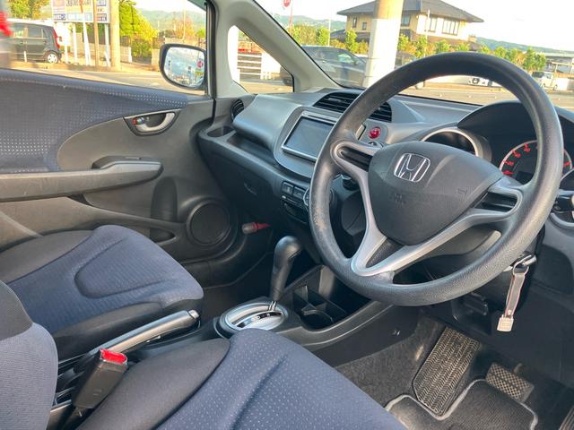 フィット Ｇ　Ｆパッケージ　純正ナビ　ＥＴＣ　車検令和９年４月　キーレスエントリー　ＣＶＴ　電動格納ミラー　記録簿（16枚目）