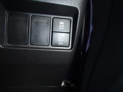 横滑り防止装置のスイッチとキー連動自動開閉式ドアミラーのスイッチですヨ♪ 7