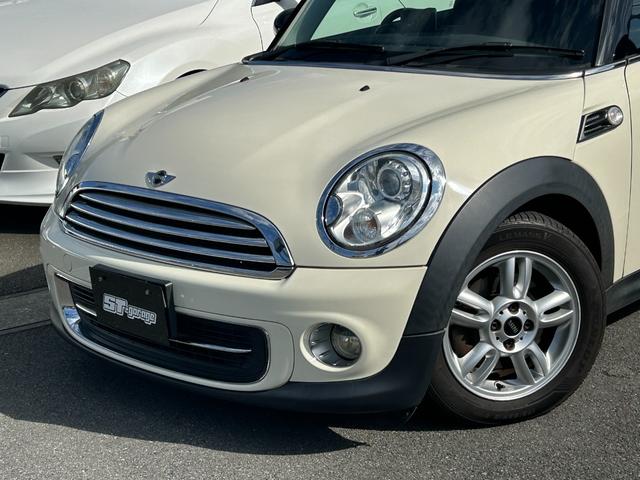 ＭＩＮＩ クーパー　ＨＩＤヘッドライト　純正ＡＷ　ペッパーホワイト　ルーフブラック　社外ポータブルナビ　ワンセグＴＶ　コムテック前後ドラレコ　ＥＴＣ（4枚目）