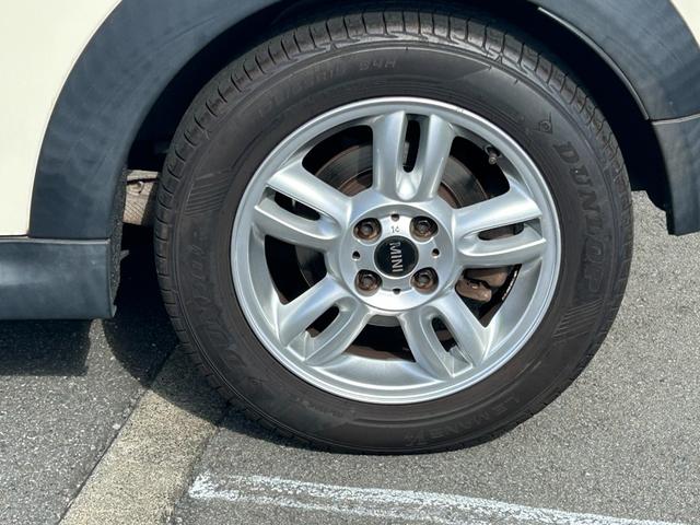 ＭＩＮＩ クーパー　ＨＩＤヘッドライト　純正ＡＷ　ペッパーホワイト　ルーフブラック　社外ポータブルナビ　ワンセグＴＶ　コムテック前後ドラレコ　ＥＴＣ（9枚目）