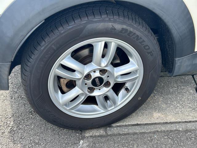 ＭＩＮＩ クーパー　ＨＩＤヘッドライト　純正ＡＷ　ペッパーホワイト　ルーフブラック　社外ポータブルナビ　ワンセグＴＶ　コムテック前後ドラレコ　ＥＴＣ（10枚目）