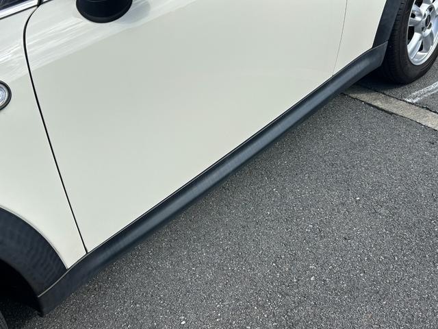 ＭＩＮＩ クーパー　ＨＩＤヘッドライト　純正ＡＷ　ペッパーホワイト　ルーフブラック　社外ポータブルナビ　ワンセグＴＶ　コムテック前後ドラレコ　ＥＴＣ（13枚目）