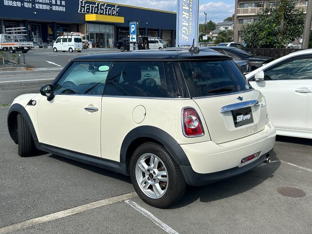 ＭＩＮＩ クーパー　ＨＩＤヘッドライト　純正ＡＷ　ペッパーホワイト　ルーフブラック　社外ポータブルナビ　ワンセグＴＶ　コムテック前後ドラレコ　ＥＴＣ（16枚目）