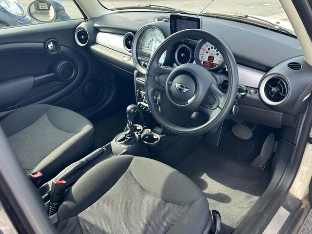 ＭＩＮＩ クーパー　ＨＩＤヘッドライト　純正ＡＷ　ペッパーホワイト　ルーフブラック　社外ポータブルナビ　ワンセグＴＶ　コムテック前後ドラレコ　ＥＴＣ（24枚目）