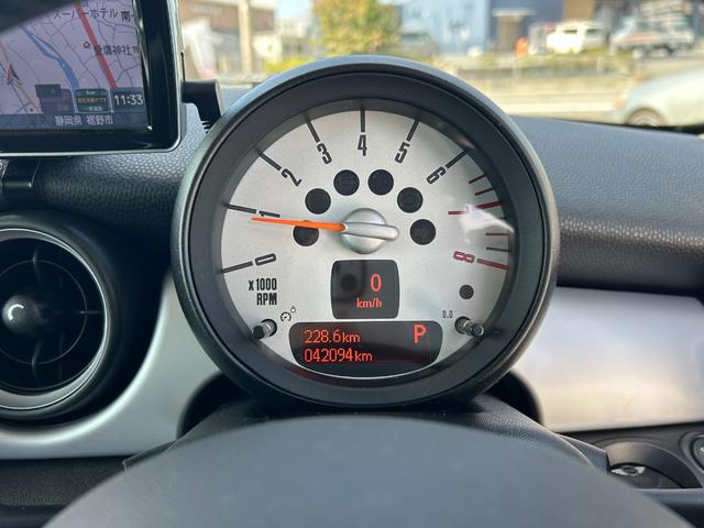 ＭＩＮＩ クーパー　ＨＩＤヘッドライト　純正ＡＷ　ペッパーホワイト　ルーフブラック　社外ポータブルナビ　ワンセグＴＶ　コムテック前後ドラレコ　ＥＴＣ（27枚目）