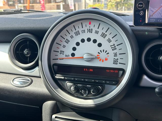 ＭＩＮＩ クーパー　ＨＩＤヘッドライト　純正ＡＷ　ペッパーホワイト　ルーフブラック　社外ポータブルナビ　ワンセグＴＶ　コムテック前後ドラレコ　ＥＴＣ（29枚目）