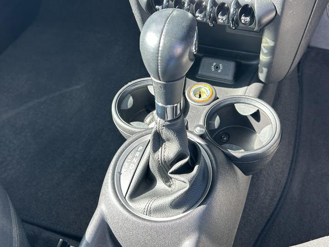 ＭＩＮＩ クーパー　ＨＩＤヘッドライト　純正ＡＷ　ペッパーホワイト　ルーフブラック　社外ポータブルナビ　ワンセグＴＶ　コムテック前後ドラレコ　ＥＴＣ（31枚目）