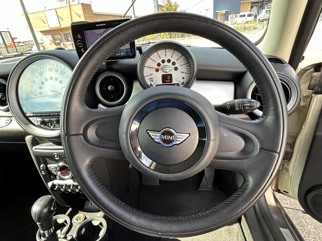 ＭＩＮＩ クーパー　ＨＩＤヘッドライト　純正ＡＷ　ペッパーホワイト　ルーフブラック　社外ポータブルナビ　ワンセグＴＶ　コムテック前後ドラレコ　ＥＴＣ（32枚目）