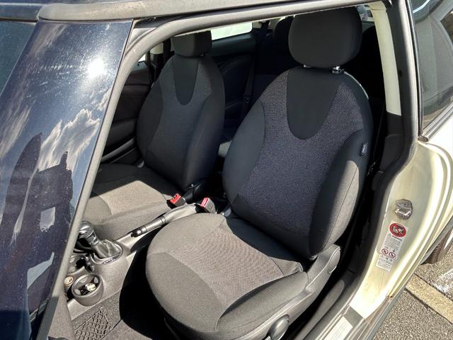 ＭＩＮＩ クーパー　ＨＩＤヘッドライト　純正ＡＷ　ペッパーホワイト　ルーフブラック　社外ポータブルナビ　ワンセグＴＶ　コムテック前後ドラレコ　ＥＴＣ（45枚目）