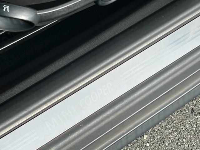 ＭＩＮＩ クーパー　ＨＩＤヘッドライト　純正ＡＷ　ペッパーホワイト　ルーフブラック　社外ポータブルナビ　ワンセグＴＶ　コムテック前後ドラレコ　ＥＴＣ（46枚目）