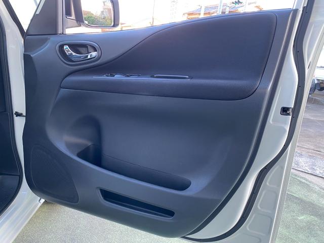 ランディ ２．０Ｘ　ＥＴＣ　バックカメラ　ナビ　レーンアシスト　両側電動スライドドア　オートライト　スマートキー　アイドリングストップ　電動格納ミラー　３列シート　ＣＶＴ　アルミホイール　ＥＳＣ　エアコン（32枚目）