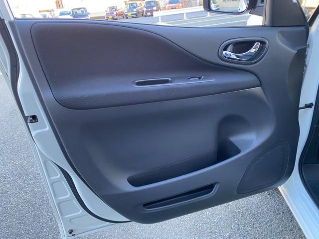 ランディ ２．０Ｘ　ＥＴＣ　バックカメラ　ナビ　レーンアシスト　両側電動スライドドア　オートライト　スマートキー　アイドリングストップ　電動格納ミラー　３列シート　ＣＶＴ　アルミホイール　ＥＳＣ　エアコン（36枚目）