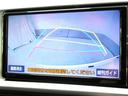 ハンドル操作に連動してガイドラインが変化するバックガイドライン付きのバックモニターです。車庫入れや縦列駐車をサポートします。