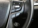 レーダークルーズコントロールスイッチです。高感度なミリ波レーダーセンサーの情報により、先行車を認識しています。先行車の車速が変化しても、設定車速内で車速に応じた適切な車間距離を保ちながら追従走行します