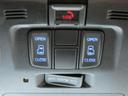 両側電動スライドドアです。操作はワイヤレスキー、室内のコントロールスイッチ、ドアハンドルでおこなえます。