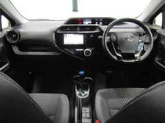 センターメータはフードが低く運転席からの視界が良く、助手席からもメーターの情報を見ることができます。操作ボタンやダイヤルが届きやすい位置に配備されており利便性も良く使いやすい運転席周りです。 2