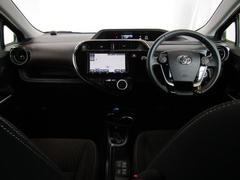 センターメータはフードが低く運転席からの視界が良く、助手席からもメーターの情報を見ることができます。操作ボタンやダイヤルが届きやすい位置に配備されており利便性も良く使いやすい運転席周りです。 2