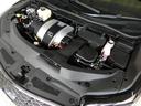 3500ccのガソリンハイブリッドエンジンです。エンジンルームはボンネット裏からヒンジの奥まで油汚れを除去しています。