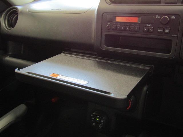 インパネテーブルです。休憩時に仕事や食事が車内で行えます。便利ですね！