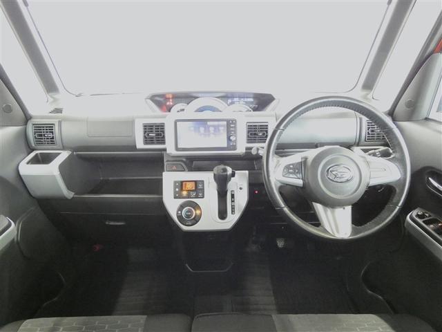 フラットなインパネ上面で見晴らしの良さを表現し、中央に配置したメーターは、フードを低く抑えることで視認性を確保しています。