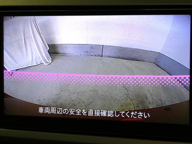 車庫入れや縦列駐車などの際に、後退操作の参考になるガイドラインをバックガイドモニター画面に表示し、駐車区画内にまっすぐに駐車するための目安となります。