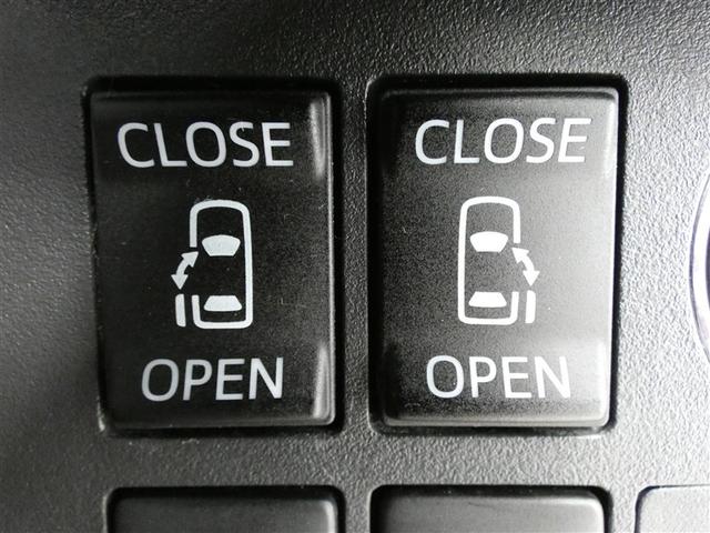 両側電動スライドドアです。操作はワイヤレスキー、室内のコントロールスイッチ、ドアハンドルでおこなえます。