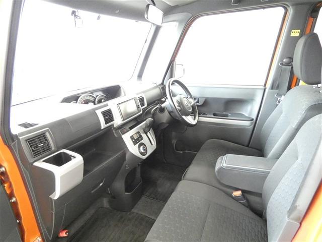 ベンチシート・インパネオートマシフトで室内は広々、足元もスッキリしています。道路状況に応じ、右側からの出入が狭い時には、助手席側へ移動でき、楽に出入りできますよ！