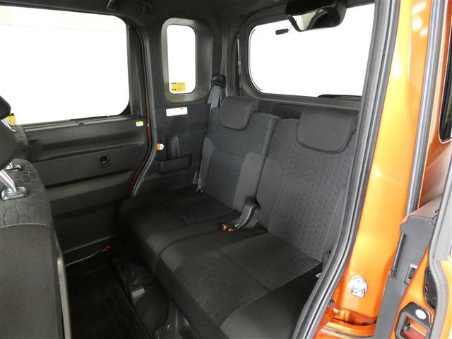 室内空間は外観からの見た目より想像以上に広く快適です。後部座席は頭上も高く広々としています。