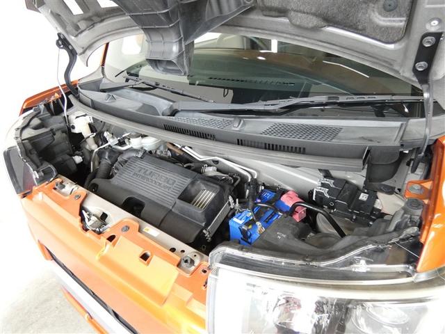 エンジンルームはボンネット裏からヒンジの奥まで油汚れを除去しています。