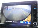 車庫入れや縦列駐車などの際に、後退操作の参考になるガイドラインをバックガイドモニター画面に表示し、駐車区画内にまっすぐに駐車するための目安となります。