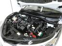 1,800ccのハイブリッドエンジンです。エンジンルームはボンネット裏からヒンジの奥まで油汚れを除去しています。