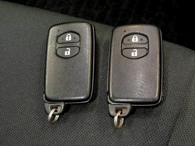 アクア S ハイブリッド ワンオーナー 衝突被害軽減システム 横滑り防止機能 ABS エアバッグ 盗難防止装置 バックカメラ ETC ドラレコ ミュージックプレイヤー接続可 CD スマートキー キーレス フル装備(12枚目)