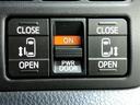 運転席付近のパワースライドドアの操作スイッチです。