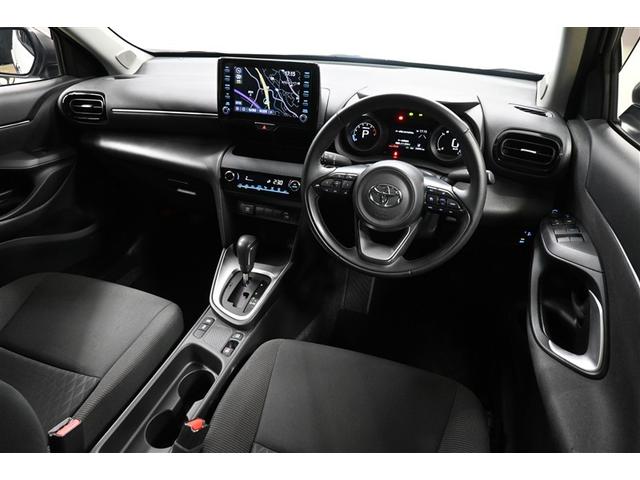 ヤリスクロス Ｇ　衝突被害軽減システム　オートクルーズコントロール　ＬＥＤヘッドランプ　メモリーナビ　バックカメラ　ドラレコ　ミュージックプレイヤー接続可　ＤＶＤ再生　ＣＤ　アルミホイール　スマートキー　キーレス（4枚目）