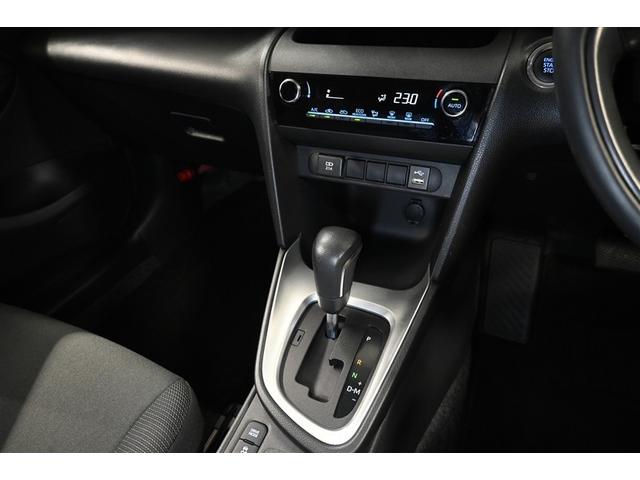 ヤリスクロス Ｇ　衝突被害軽減システム　オートクルーズコントロール　ＬＥＤヘッドランプ　メモリーナビ　バックカメラ　ドラレコ　ミュージックプレイヤー接続可　ＤＶＤ再生　ＣＤ　アルミホイール　スマートキー　キーレス（9枚目）